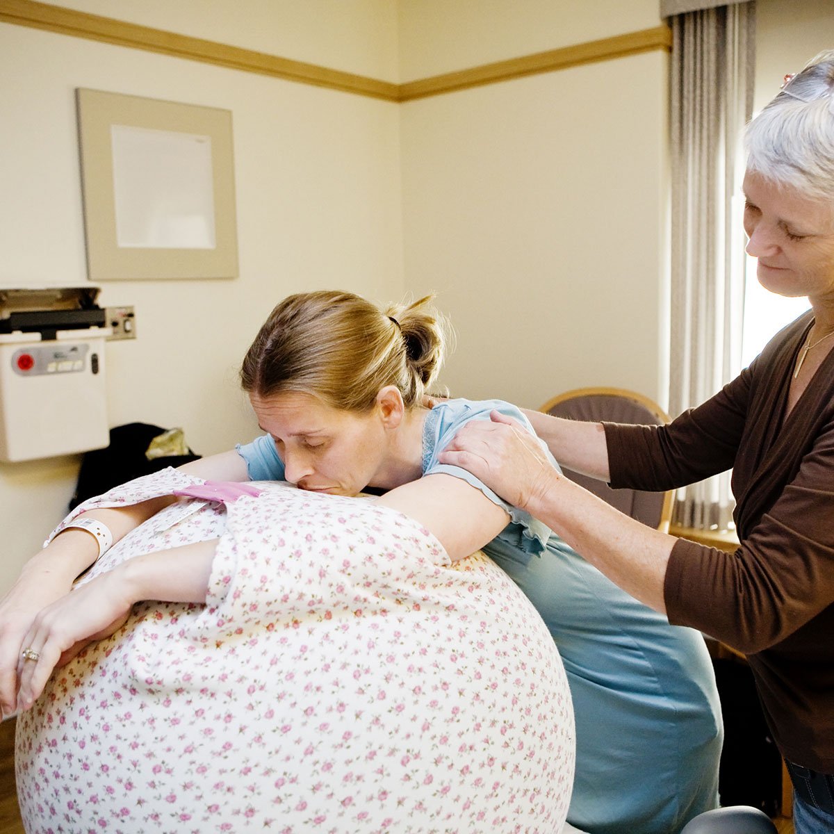 doula supporting laboring person doula using birthball to help pregnant woman relax